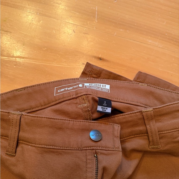 I am selling a pair of never worn women’s size 2 carhartt work pants - Picture 2 of 3